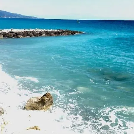 Studio Calme, Piscine, Et Vues 10 Min Monaco *